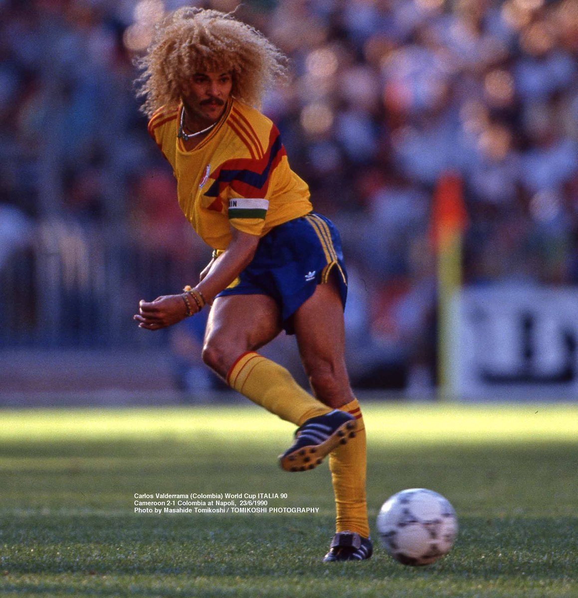 Mái tóc xù vàng óng của Carlos Valderrama giúp huyền thoại Colombia trở thành một trong những cầu thủ dễ nhận diện nhất lịch sử World Cup.