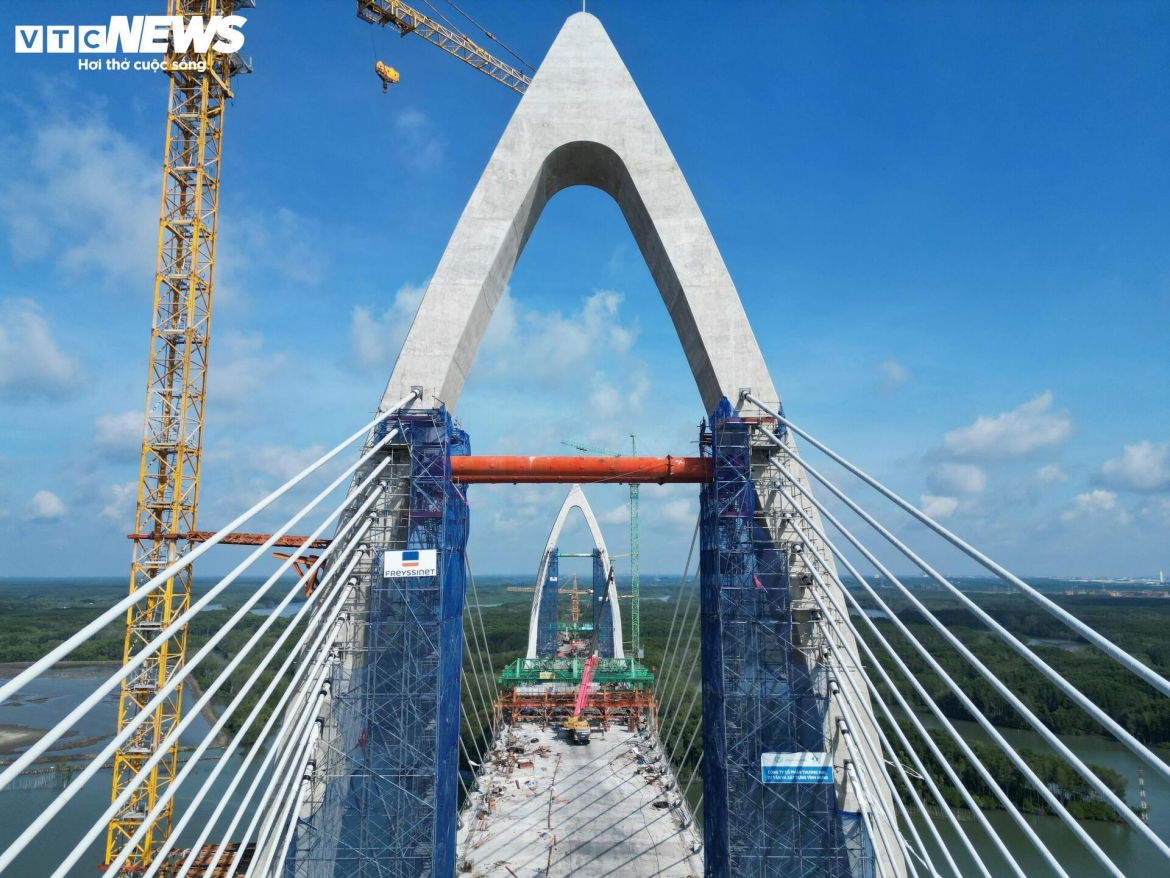 Nhằm bảo đảm tiến độ, chủ đầu tư cùng đơn vị tư vấn giám sát và các nhà thầu duy trì thi công liên tục theo phương án "3 ca, 4 kíp". Dù vậy, quá trình triển khai vẫn chịu tác động từ biến động giá nhiên liệu và vật liệu xây dựng, khiến chi phí thi công thường xuyên thay đổi.