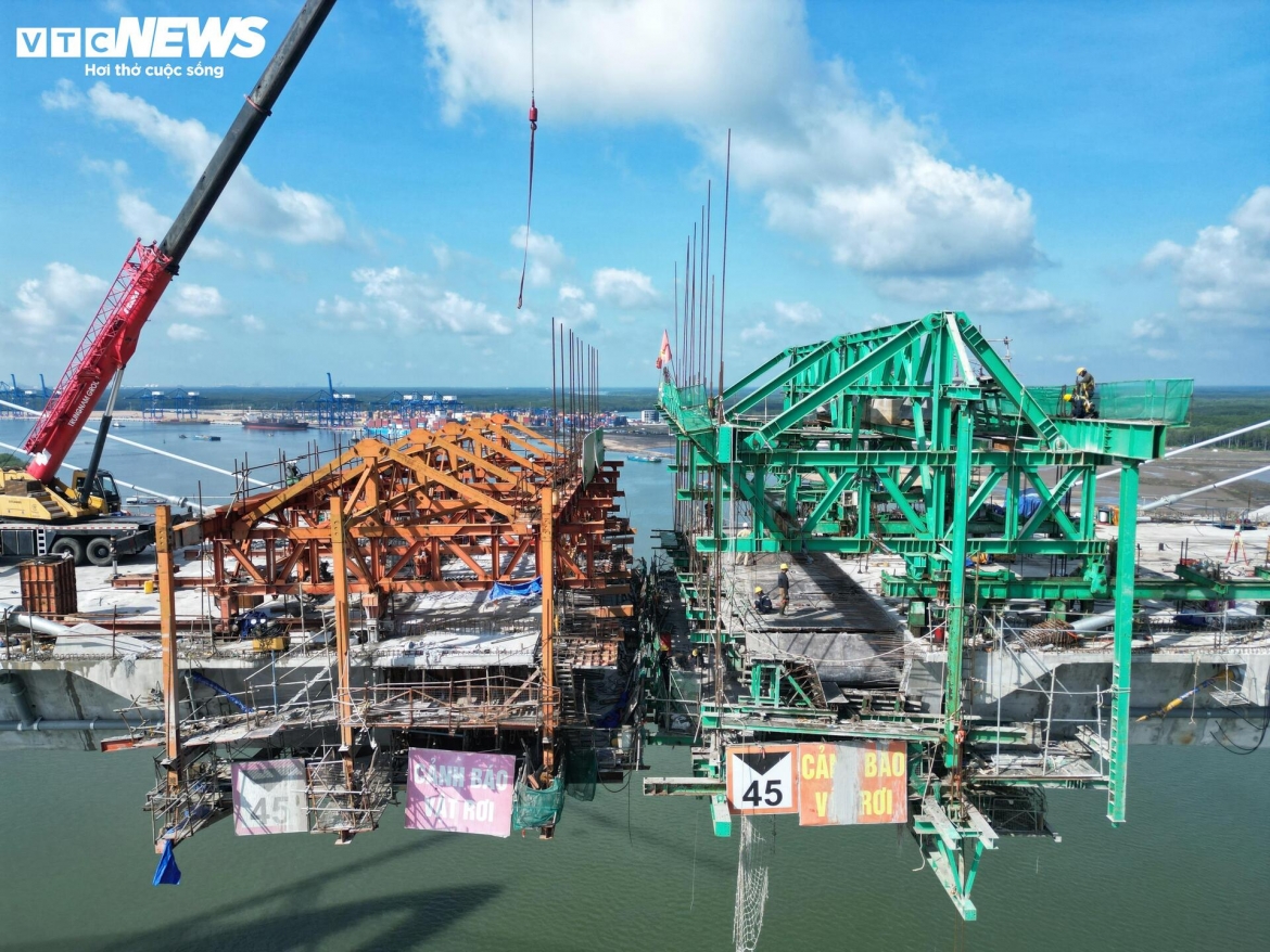 Theo ghi nhận của PV Báo Điện tử VTC News, các nhà thầu đang tăng tốc thi công trên công trường cầu Phước An để hoàn thành những hạng mục cuối cùng. Phần cầu chính đã cơ bản thành hình, các đốt dầm đang được triển khai nhằm chuẩn bị cho công tác hợp long.