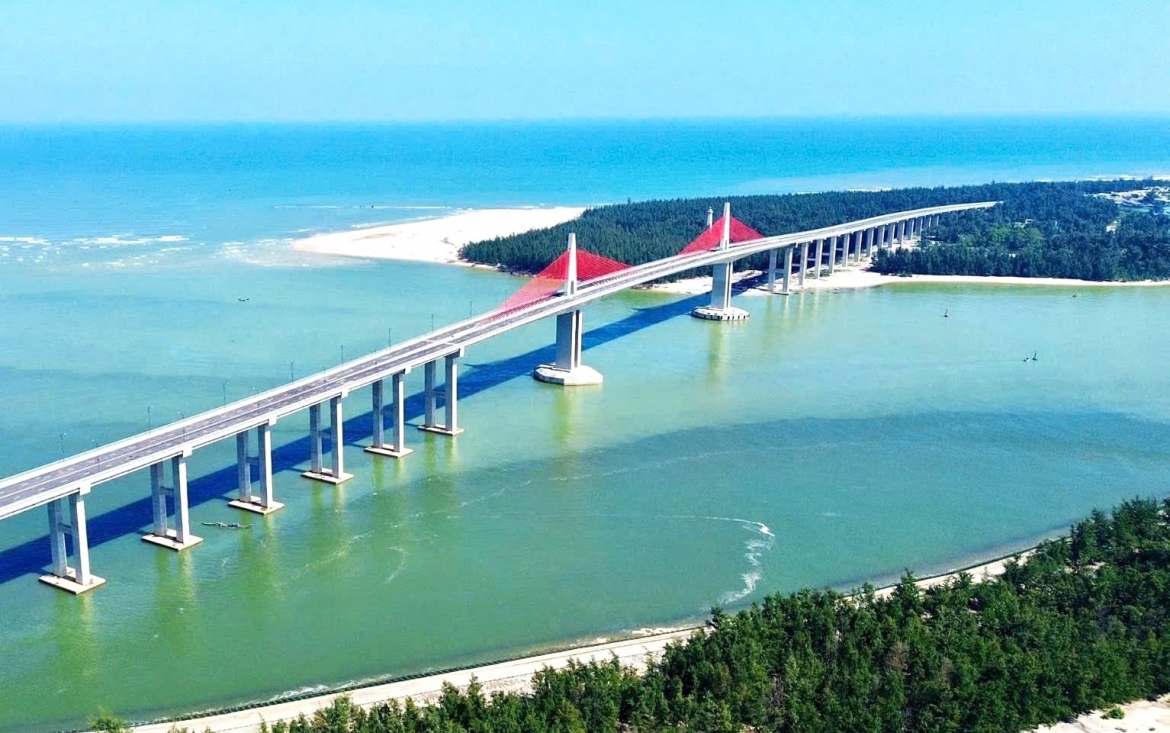 Cầu vượt biển Thuận An, thành phố Huế