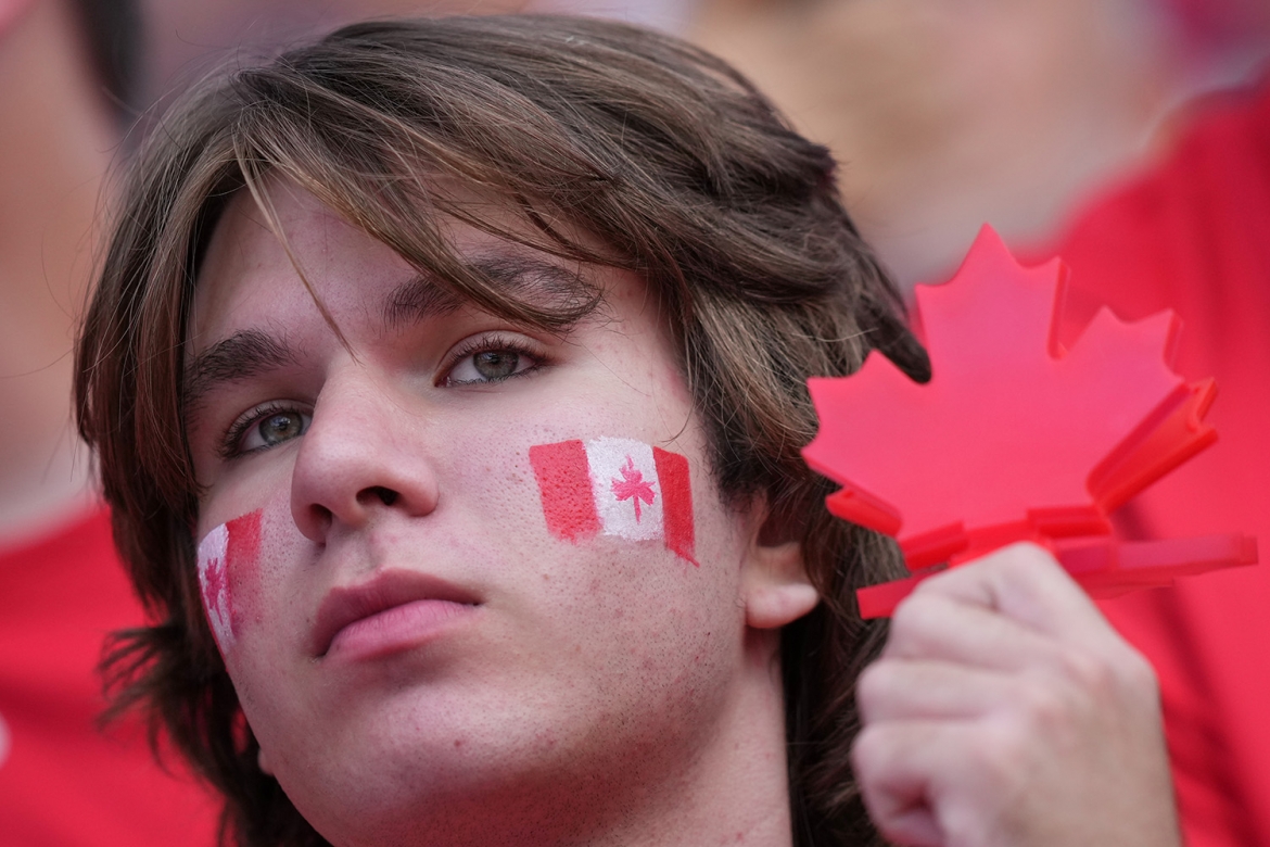Một cổ động viên Canada ngồi trên khán đài chờ đợi trận đấu bóng đá thuộc bảng B giữa Canada và Bosnia bắt đầu tại Toronto.