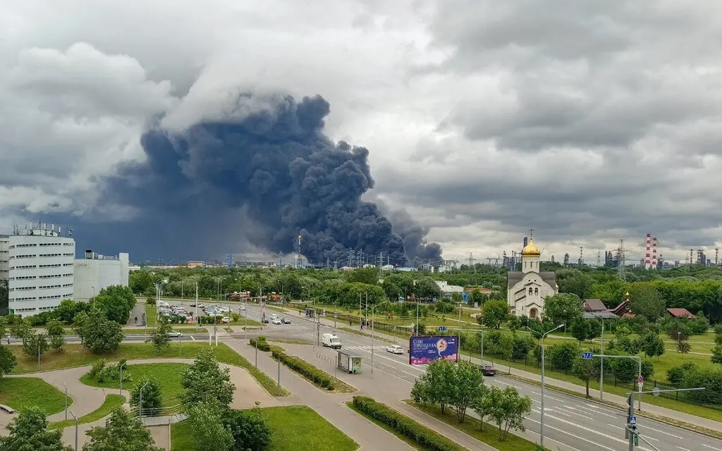 Khói bốc cao từ nhà máy lọc dầu ở Moscow (Nga) sau khi trúng UAV Ukraine ngày 18/6. Ảnh: Reuters.