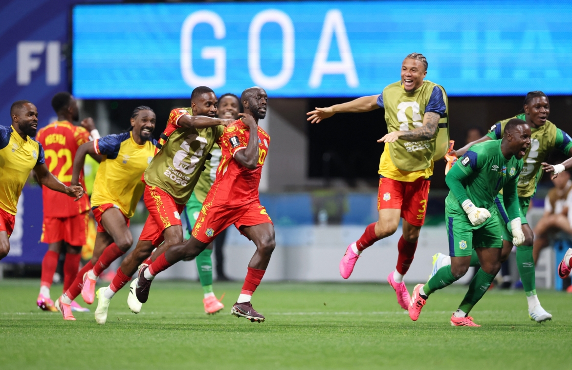 Wissa ấn định chiến thắng 3-1 cho CHDC Congo trước Uzbekistan ở phút 90+1. (Ảnh: Reuters)
