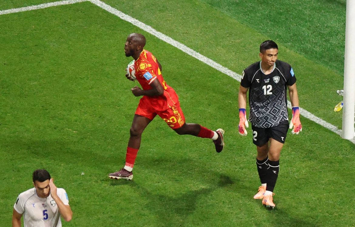 Wissa gỡ hòa 1-1 cho CHDC Congo ở phút 68. (Ảnh: Reuters)