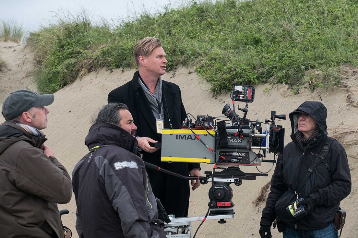 Christopher Nolan bên chiếc máy quay IMAX – công nghệ đã trở thành dấu ấn đặc trưng trong hành trình sáng tạo của đạo diễn người Anh suốt gần hai thập kỷ qua.