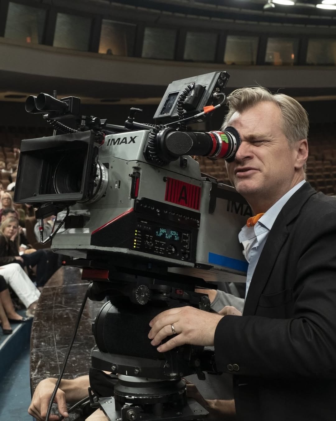 Christopher Nolan bên chiếc máy quay IMAX