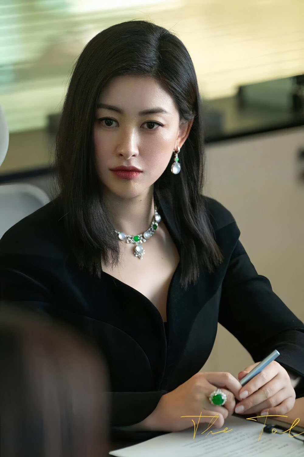 Về sau, công chúng khám phá ra Vương Quân Giai không hề là một người đàn ông tầm thường. Anh tốt nghiệp Đại học Manchester (Anh), từng giảng dạy tại Học viện Mỹ thuật thuộc Đại học Thanh Hoa (Trung Quốc). Ngoài ra, anh còn là vận động viên cưỡi ngựa cấp quốc gia và là người sáng lập một thương hiệu thời trang nam cao cấp chuyên may đo vest cho giới doanh nhân và khách hàng thượng lưu.