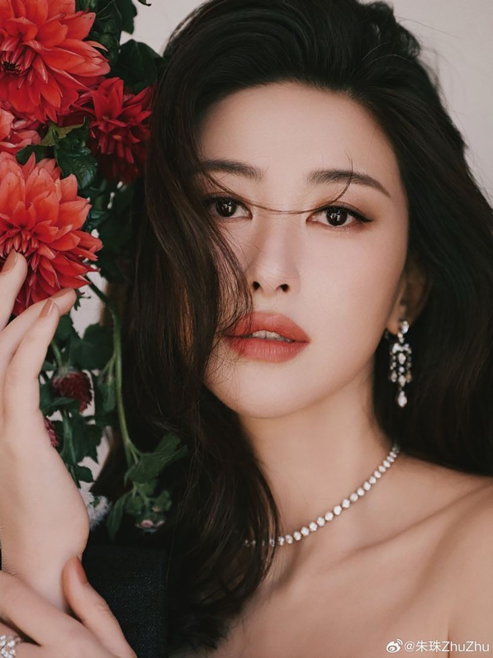 Trong số những người đàn ông từng bước qua cuộc đời Chu Châu, ai cũng là nhân vật có địa vị và gia thế nổi bật. Đặc biệt, một trong số đó còn là người thừa kế của gia tộc tài phiệt hàng đầu châu Âu.
