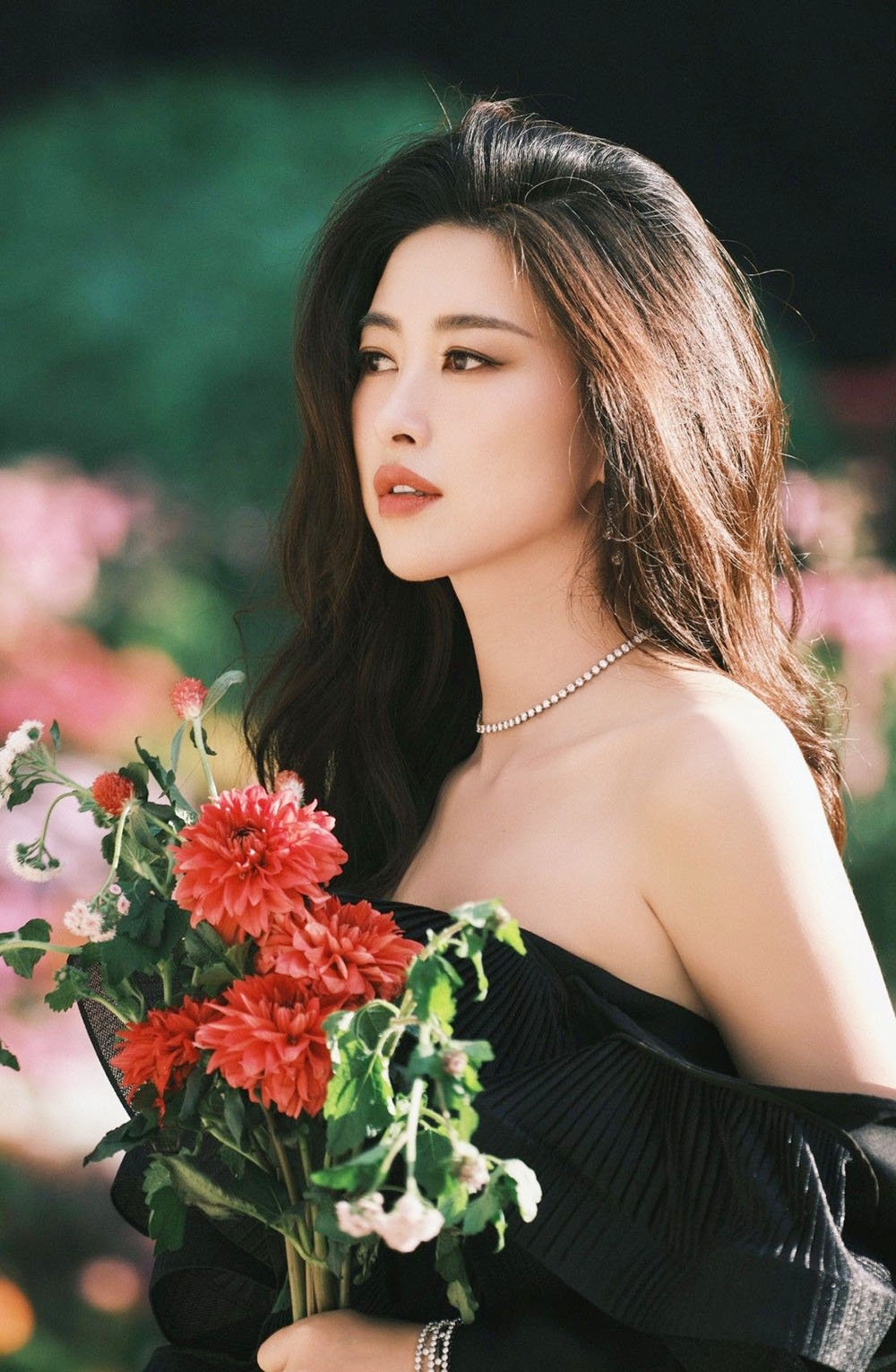 Chu Châu còn được đánh giá là người đẹp đa tài ở Cbiz vì từng giành ngôi vị quán quân trong một cuộc thi âm nhạc ở khu vực Bắc Kinh, từng tham gia nhiều bộ phim như Ở Rể, Đấu La Đại Lục, Lộc Đỉnh Ký, Thiên Long Bát Bộ, Con Cái Kiều Gia...