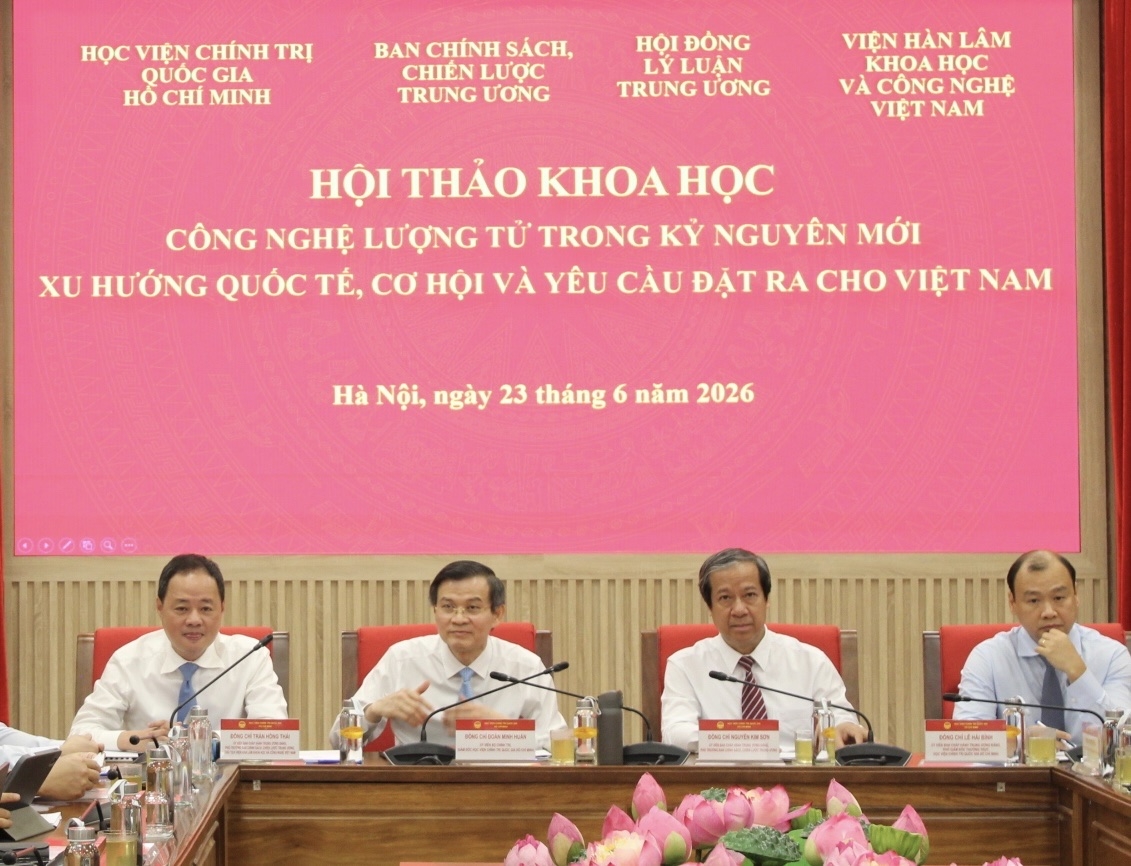 Các đại biểu chủ trì hội thảo.