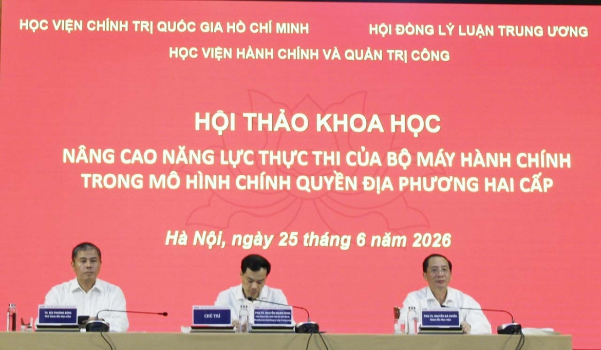 Các đồng chí chủ trì hội thảo.