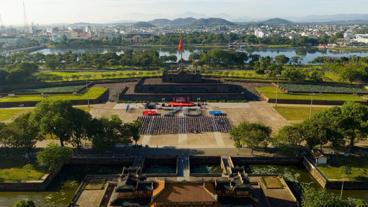 Chương trình đồng diễn của thanh niên ở Quảng trường Ngọ Môn