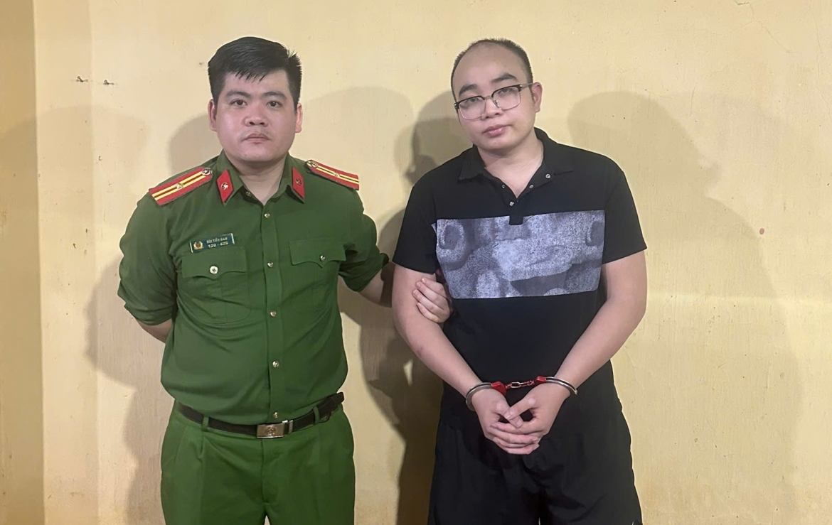 Lực lượng chức năng vừa bắt giữ Phạm Ngọc Mạnh, "ông trùm" chuyên quảng cáo cho các website cờ bạc, cá độ bóng đá.