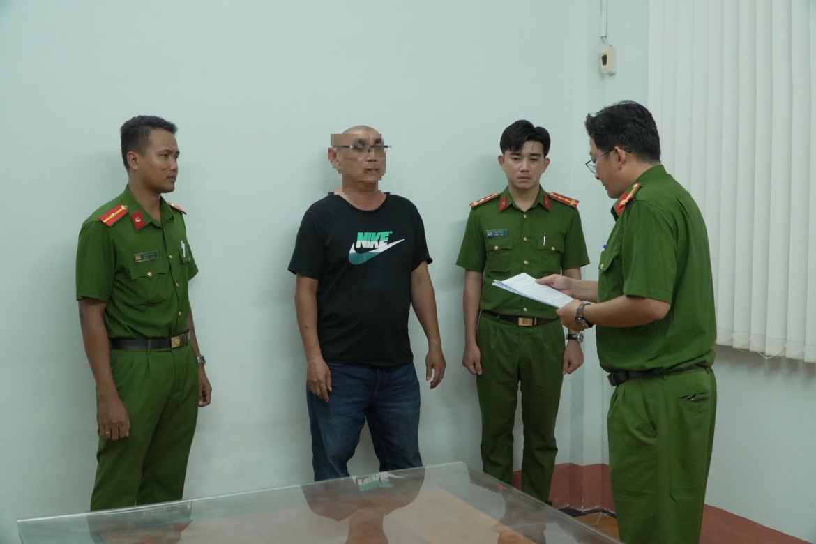 Cơ quan Cảnh sát điều tra Công an thành phố Cần Thơ tống đạt các quyết định khởi tố bị can và lệnh bắt bị can để tạm giam đối với Nguyễn Hoàng Nhật.