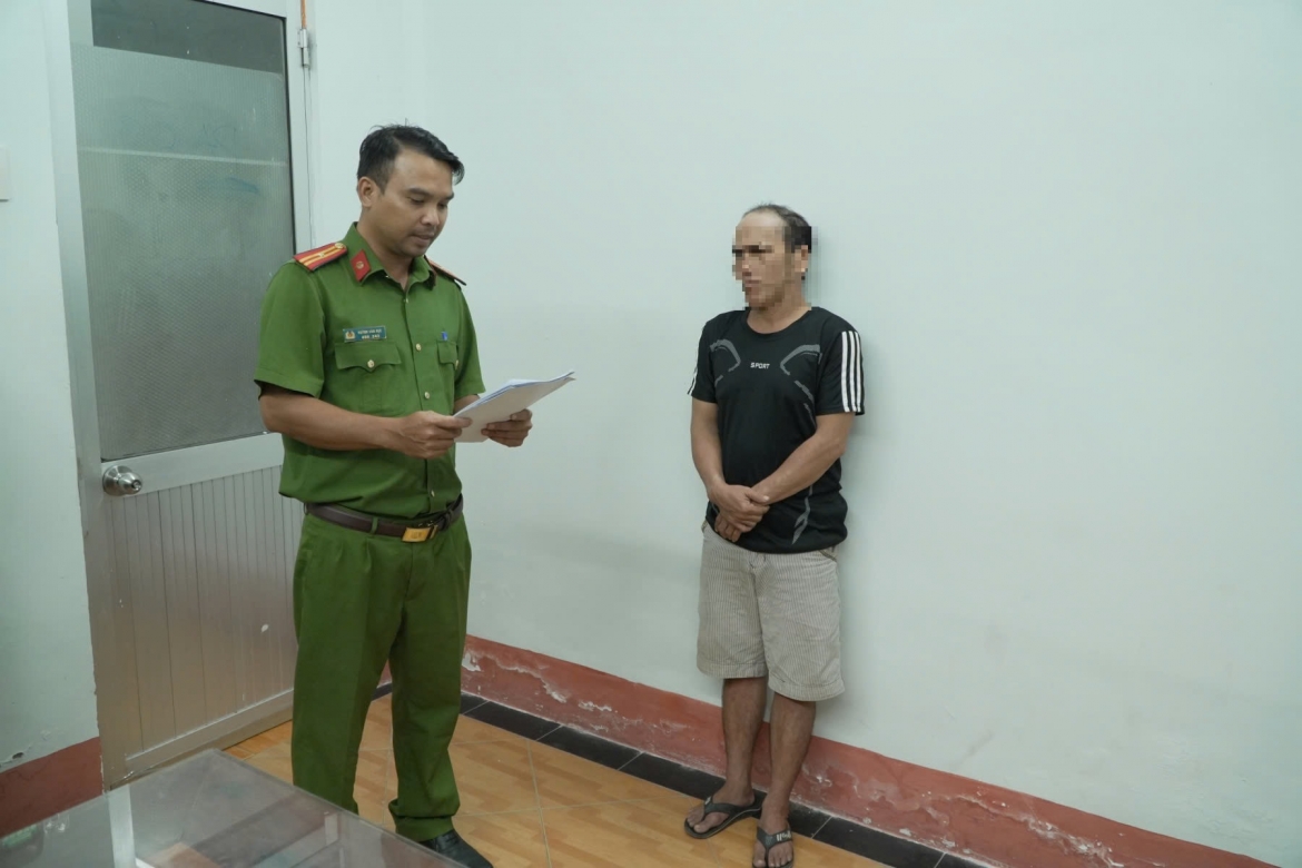 Cơ quan Cảnh sát điều tra Công an thành phố Cần Thơ tống đạt các quyết định khởi tố bị can và lệnh bắt bị can để tạm giam đối với Phạm Văn Lộc.