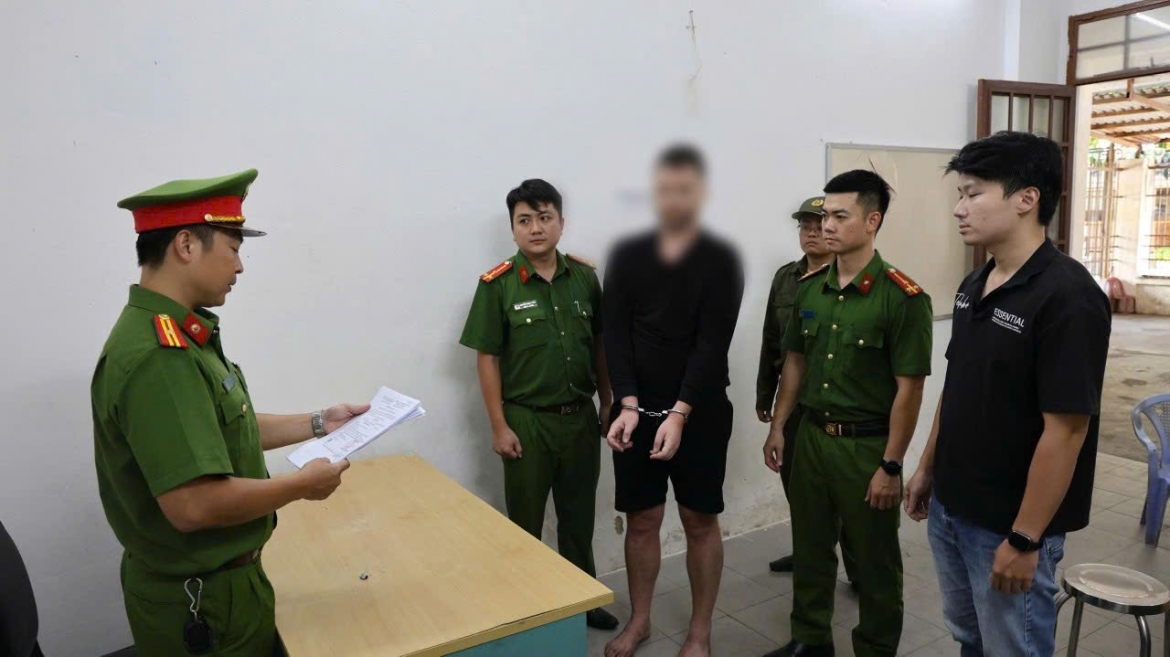 Cơ quan chức năng khởi tố người nước ngoài đập phá quán cà phê ở trung tâm thành phố Đà Nẵng