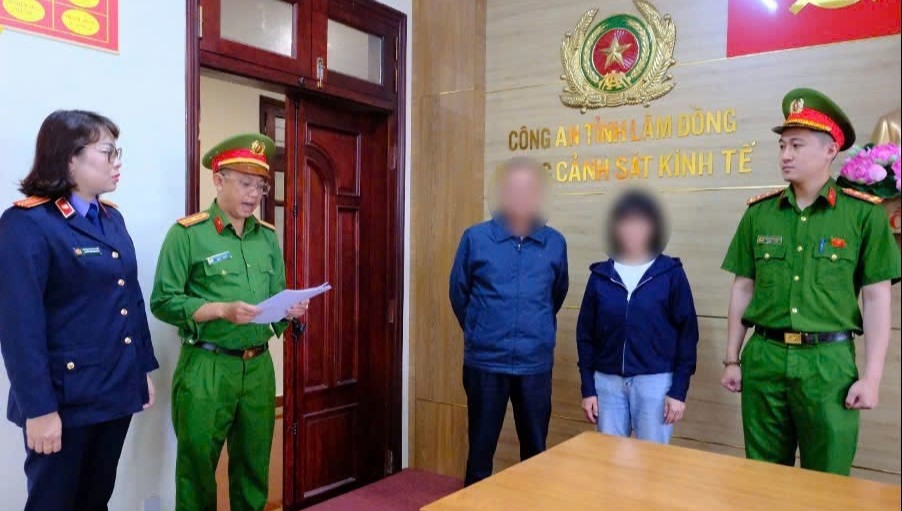 Cơ quan công an tống đạt quyết định khởi tố vụ án, khởi tố bị can với chủ cửa hàng