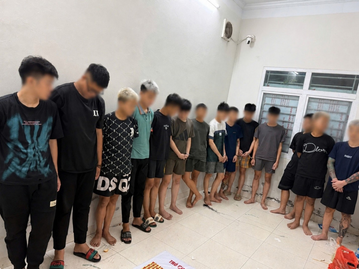 Nhóm thanh thiếu niên có hành vi gây rối bị cơ quan công an bắt giữ. Ảnh: CACC