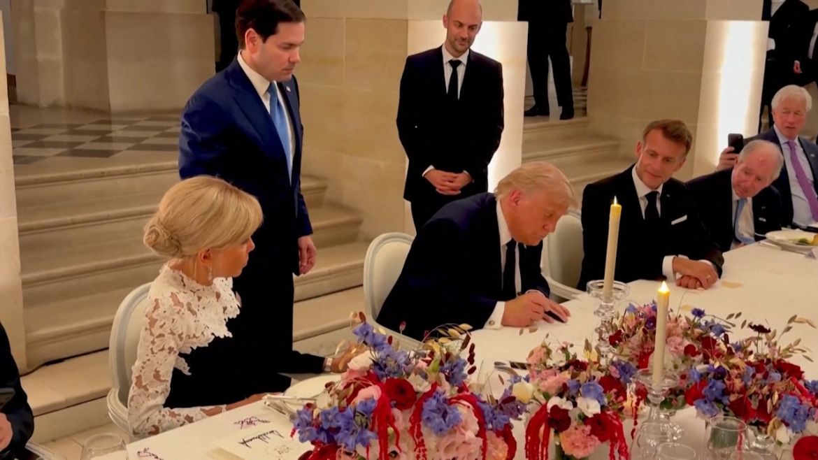 Tổng thống Donald Trump ký bản cứng của thỏa thuận Mỹ - Iran tại Cung điện Versailles, Pháp ngày 17/6/2026 (Ảnh: Reuters)