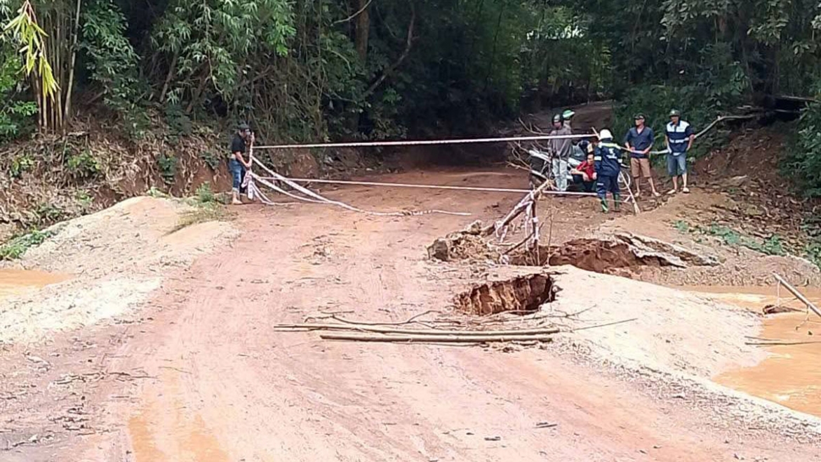 Cầu tạm Mã Đà bị sạt lở 
