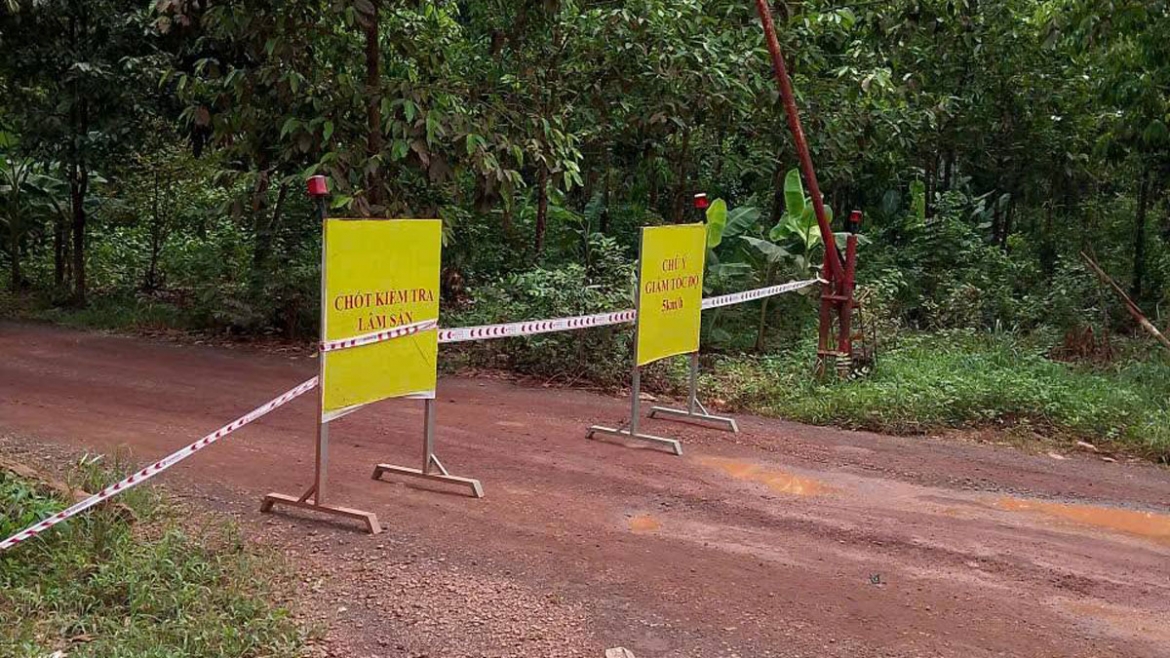 Các biển cảnh báo đặt trên đường 