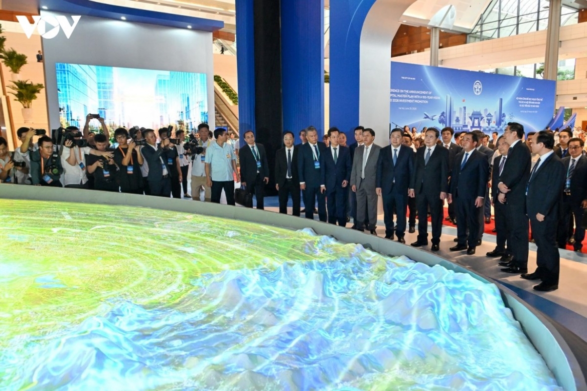 Chủ tịch Quốc hội Trần Thanh Mẫn cùng các đại biểu tham quan khu vực giới thiệu Quy hoạch tổng thể Thủ đô Hà Nội tầm nhìn 100 năm