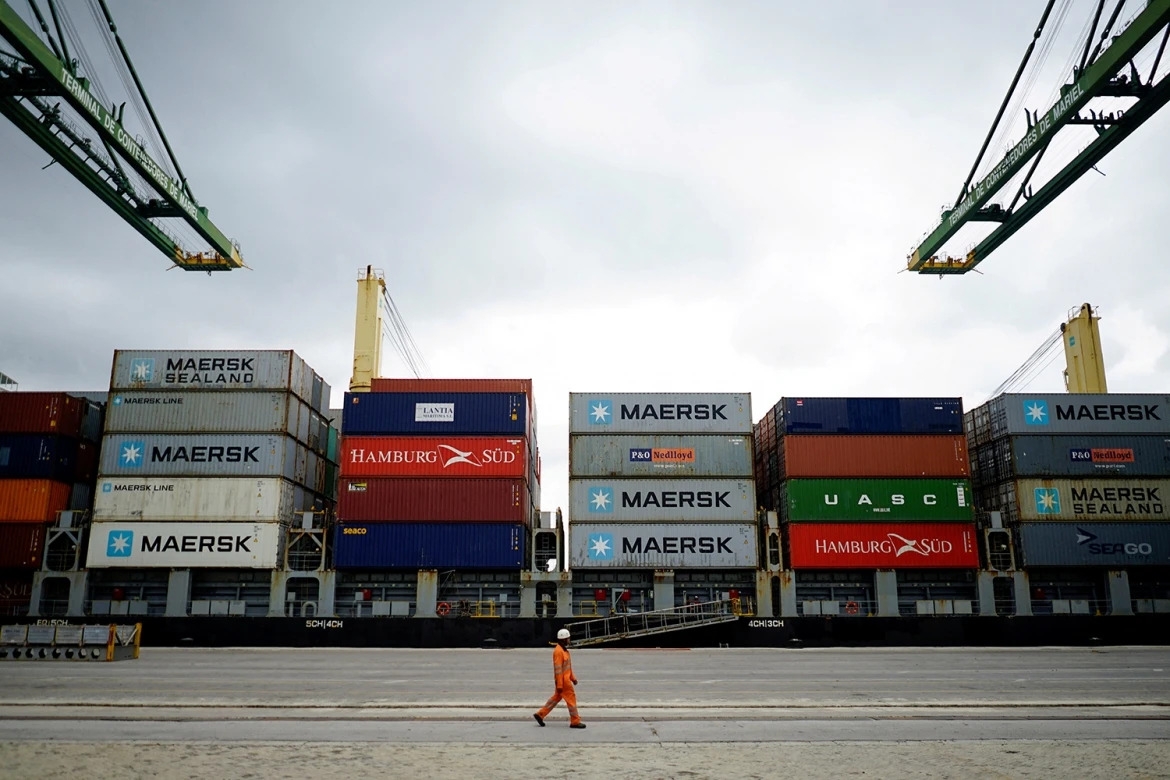 Một công nhân đi ngang qua con tàu chở container tại Cảng Mariel, Mariel, Cuba, ngày 10/5/2018. Ảnh: Reuters