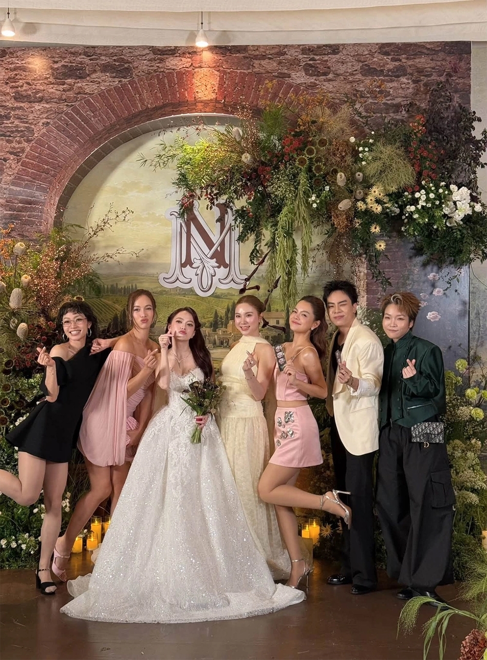 Dàn chị đẹp ca sĩ Phạm Quỳnh Anh, ca nương Kiều Anh và Hoàng Yến Chibi ca hát, nhảy múa khuấy động đám cưới của “bé” Xuân Nghi.