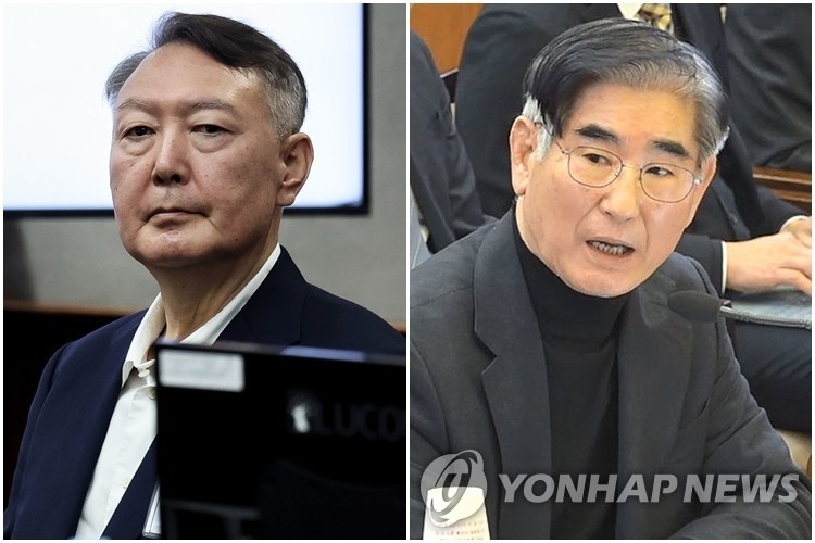 Bị cáo Yoon Suk Yeol (trái) và bị cáo Kim Yong Hyun. Ảnh: Yonhap.