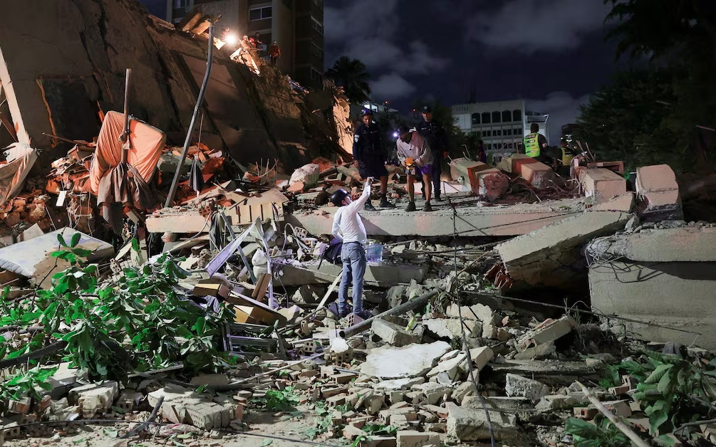 Cứu hộ động đất tại Venezuela. Ảnh: Reuters.