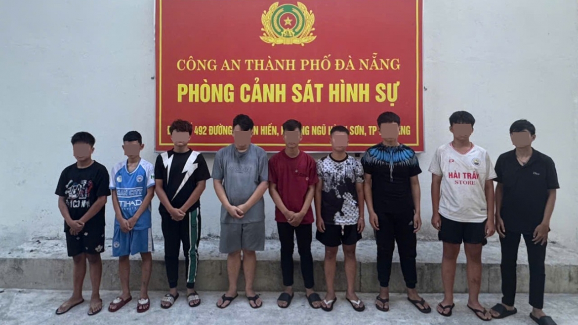 Nhóm thanh thiếu niên gây rối trật tự công cộng và trộm cắp bị tạm giữ để điều tra.