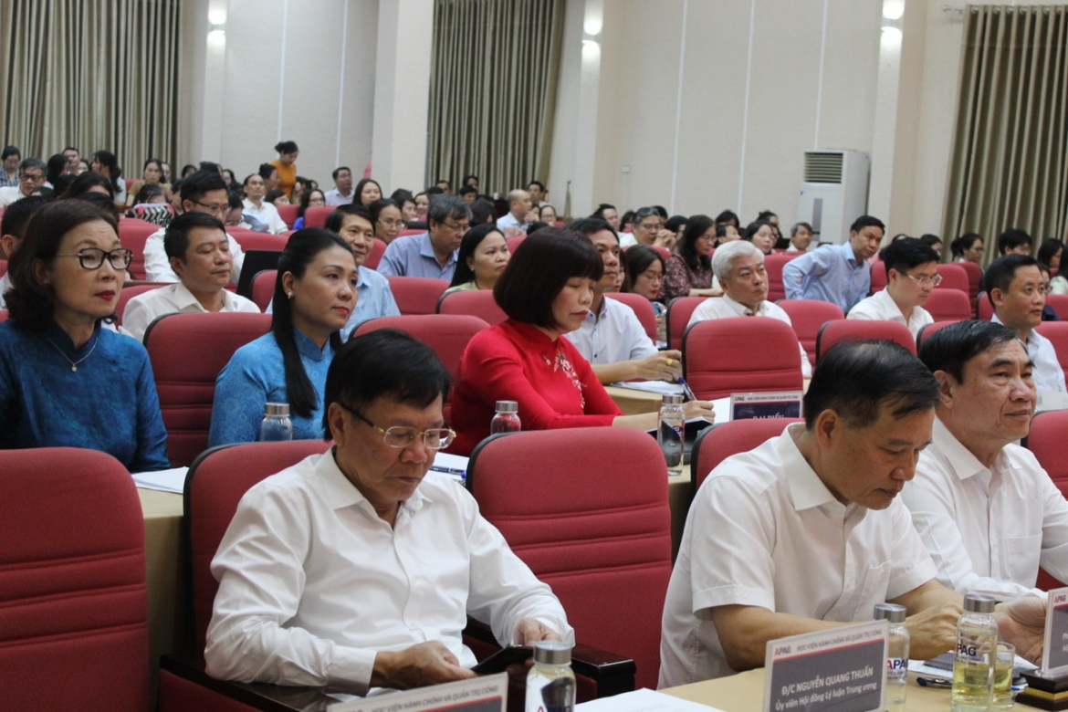 Các đại biểu tham dự hội thảo.