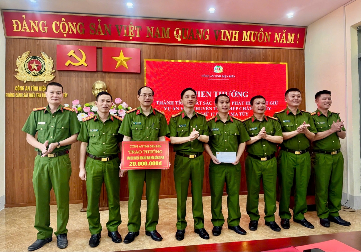 Đại tá Đỗ Ngọc Minh, Phó Giám đốc Công an tỉnh Điện Biên chúc mừng lực lượng tham gia phá án