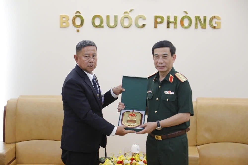 Đại tướng Phan Văn Giang trao quà lưu niệm tặng Trung tướng Adul Boonthumjaroen.