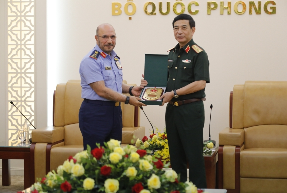 Đại tướng Phan Văn Giang trao quà lưu niệm tặng Trung tướng Ibrahim Nasser Mohammed Al Alawi