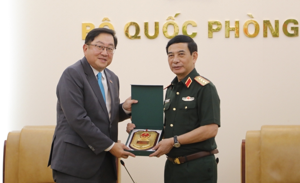Đại tướng Phan Văn Giang trao quà lưu niệm tặng Đại sứ Dato’ Tan Yang Thai.