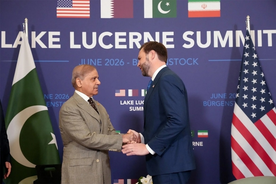 Thủ tướng Shehbaz Sharif của Pakistan (trái), nước trung gian đàm phán, bắt tay Phó tổng thống Mỹ J.D. Vance tại Thụy Sĩ ngày 21/6 trước cuộc đàm phán với Iran. (Ảnh minh họa: Reuters)