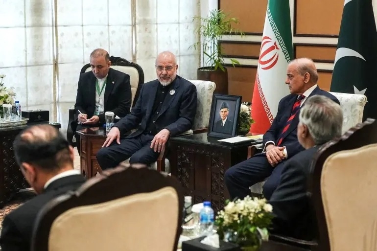 Thủ tướng Pakistan Shehbaz Sharif gặp gỡ Chủ tịch Quốc hội Iran Mohammad Bagher Ghalibaf trước cuộc đàm phán ngày 11/4 (Ảnh: Reuters)