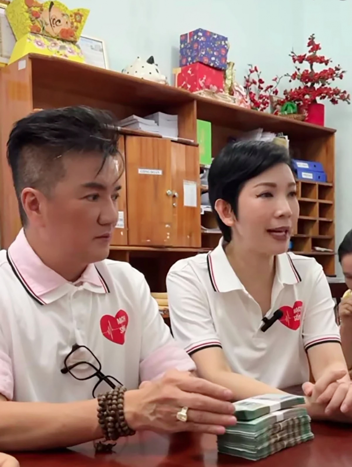 Đàm Vĩnh Hưng đã chia sẻ niềm vui đặc biệt khi cùng siêu mẫu Xuân Lan trực tiếp đến bệnh viện trao số tiền 900 triệu đồng cho Phòng Công tác xã hội nhằm hỗ trợ các bệnh nhi có hoàn cảnh khó khăn.