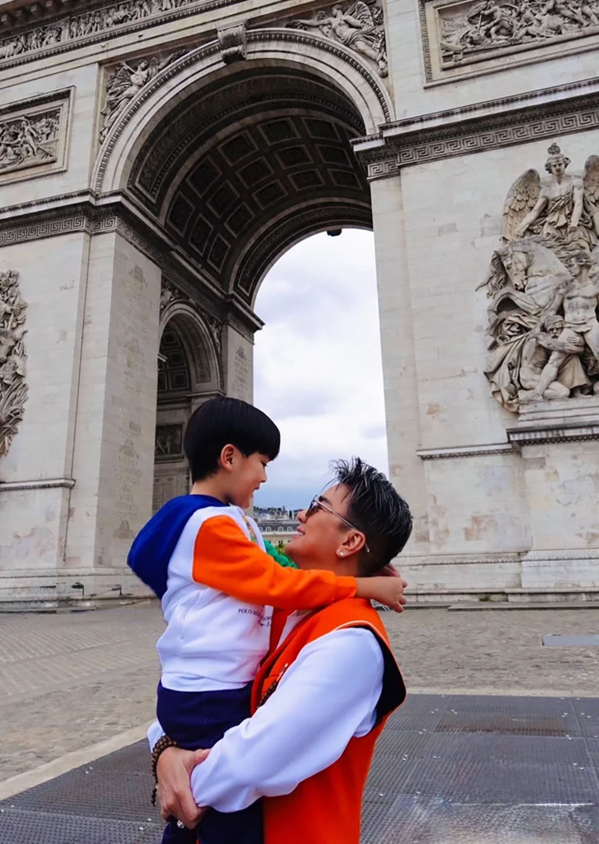 Đàm Vĩnh Hưng chia sẻ loạt ảnh ghi lại hành trình cùng con trai 7 tuổi tại Pháp. Thời gian này, nam ca sĩ có chuyến lưu diễn ở nước ngoài và đưa quý tử đồng hành trong chuyến đi.