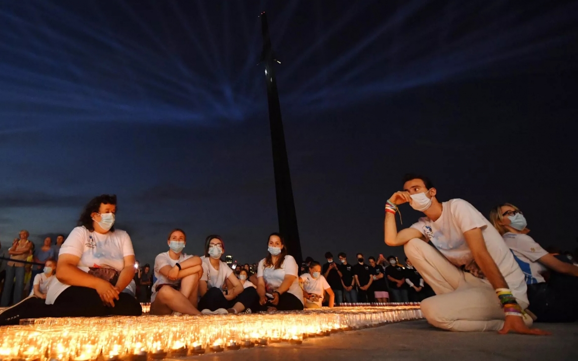 Hàng nghìn người dân tham gia sự kiện “Ngọn nến tưởng niệm” tại Bảo tàng Chiến thắng ở Moscow. Ảnh: Ria Novosti.
