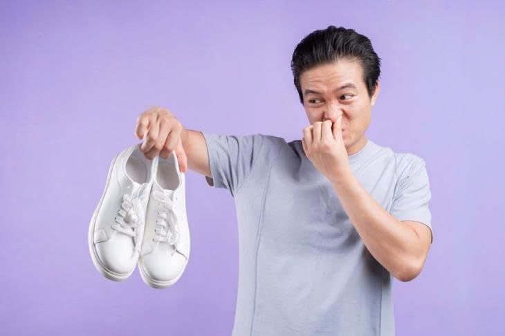 Mùi hôi giày thường xuất hiện do sử dụng lâu, giày ẩm hoặc vệ sinh không đúng cách, gây khó chịu và tiềm ẩn nguy cơ vi khuẩn, nấm mốc