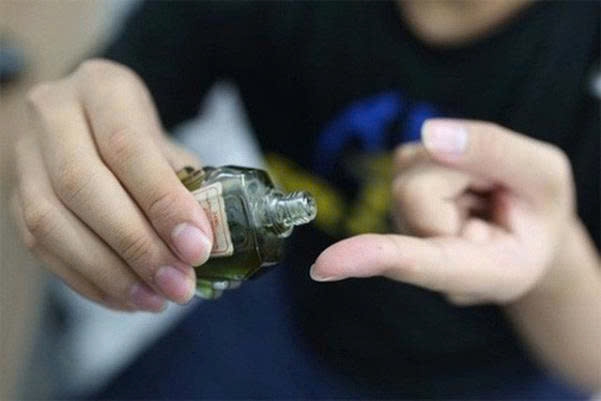 Dầu gió là sản phẩm quen thuộc trong nhiều gia đình, thường dùng để giảm cảm lạnh, đau đầu, nghẹt mũi, đau nhức hay côn trùng đốt