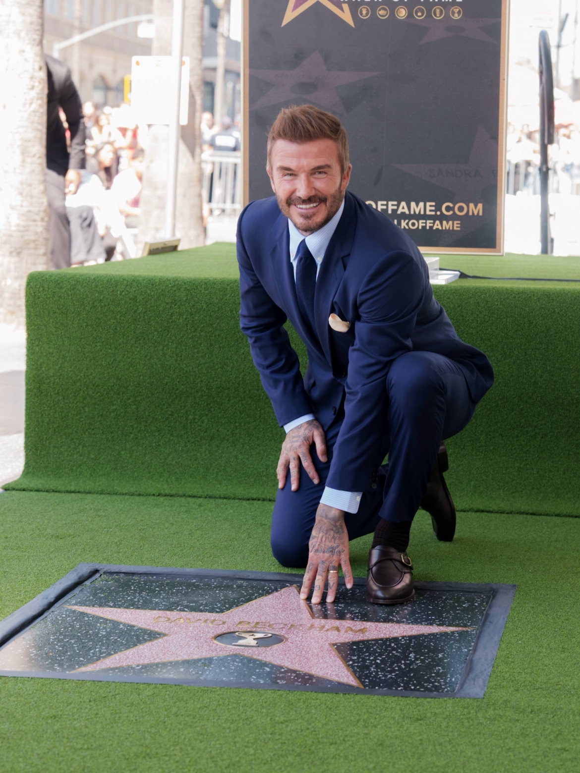 David Beckham rạng rỡ bên ngôi sao mang tên mình trên Đại lộ Danh vọng Hollywood, cột mốc lịch sử của huyền thoại bóng đá Anh. (Ảnh: Fbnv)