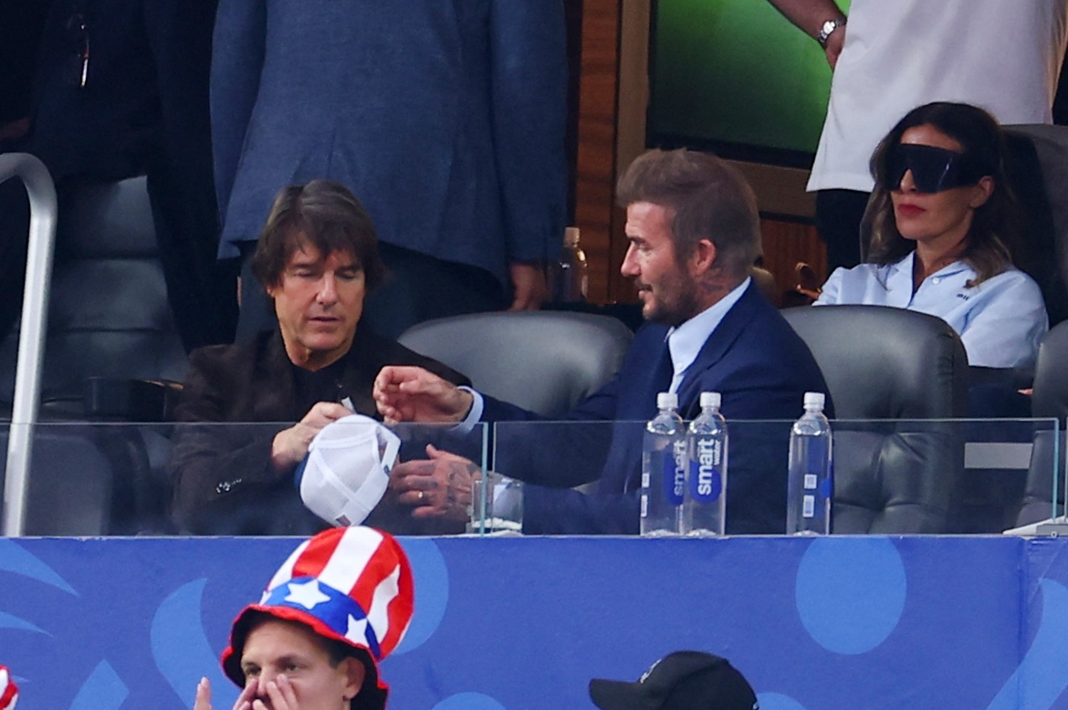 David Beckham và Tom Cruise liên tục ký tặng người hâm mộ trong bầu không khí cuồng nhiệt của ngày hội bóng đá. (Ảnh Reuters)