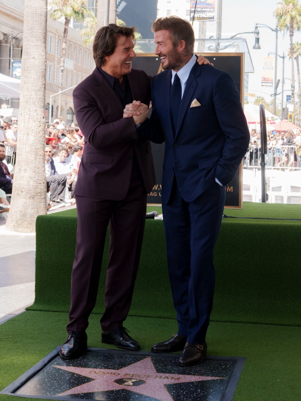 Tài tử Tom Cruise xuất hiện để chúc mừng người bạn thân David Beckham trong ngày nhận ngôi sao trên Đại lộ Danh vọng Hollywood. (Ảnh: Fbnv)