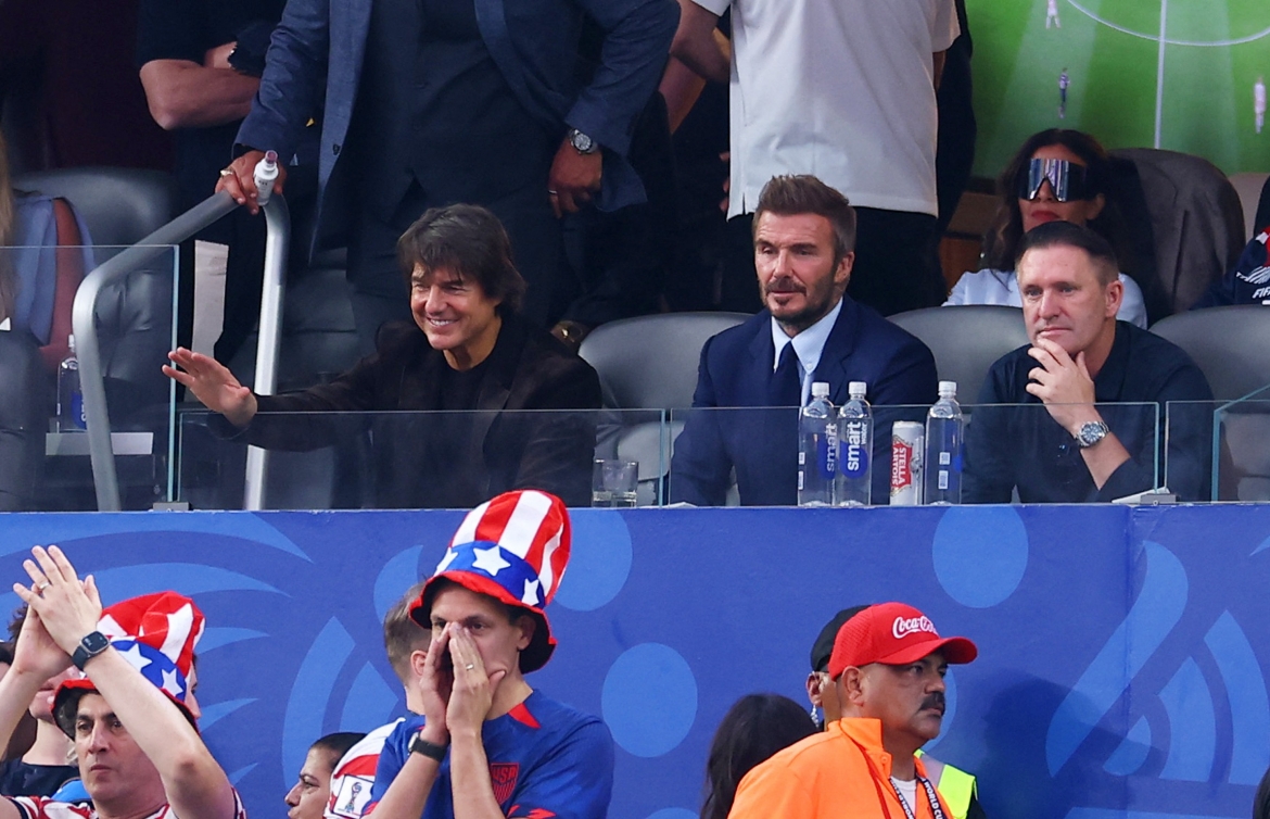 David Beckham và Tom Cruise trở thành tâm điểm chú ý trên khán đài sân SoFi.(Ảnh Reuters)