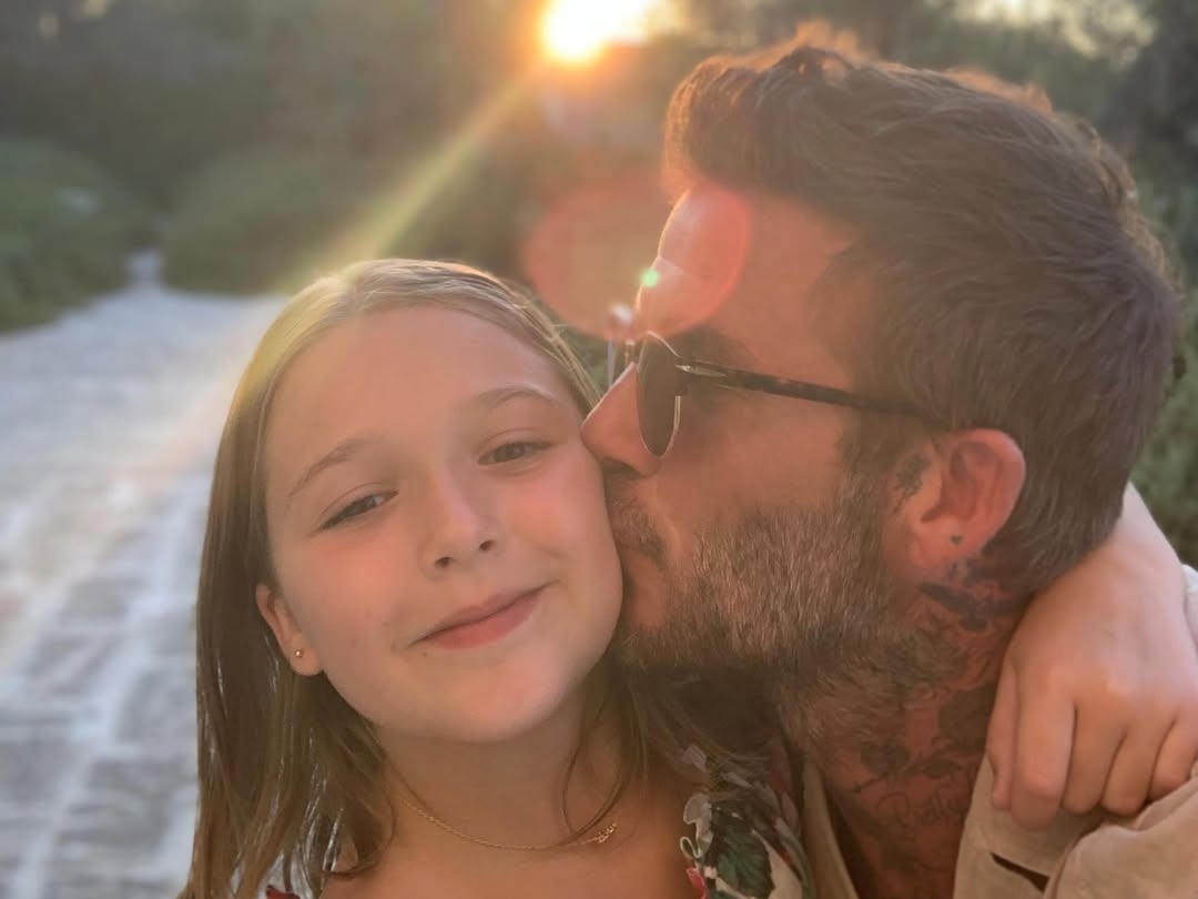 David Beckham chia sẻ loạt ảnh gia đình nhân Ngày của Cha, gợi nhớ những khoảnh khắc hạnh phúc bên vợ và các con qua nhiều năm.