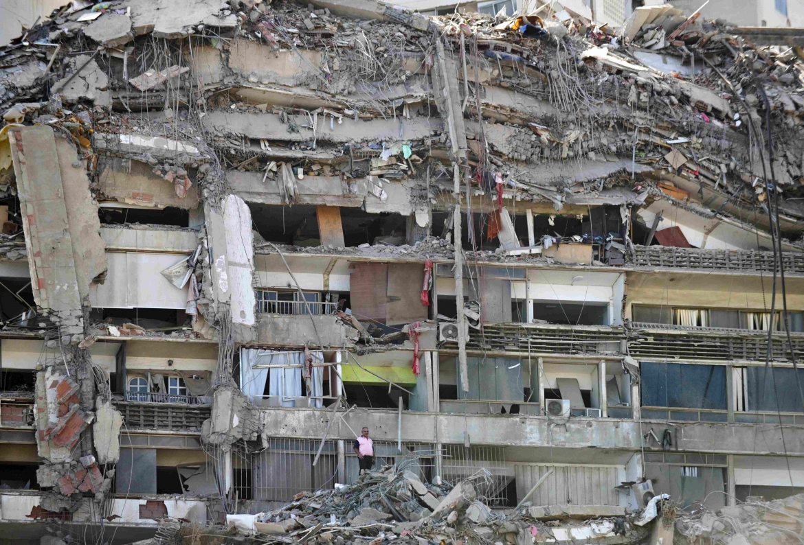 Các tòa nhà bị phá hủy ở La Guaira, Venezuela sau trận động đất ngày 24/6 (Ảnh: Reuters)