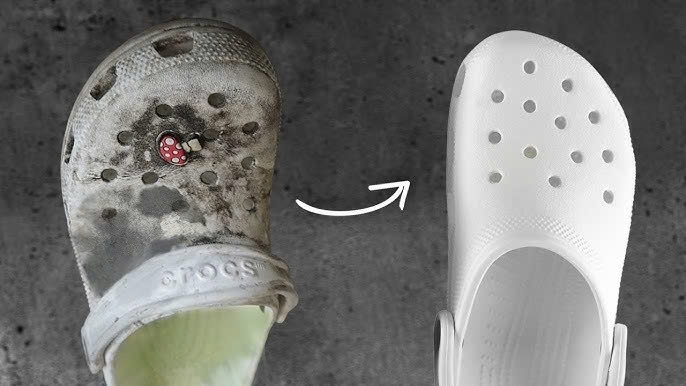 Đôi dép Crocs không được vệ sinh thường là ổ vi khuẩn và mùi hôi. (Ảnh: The Spruce)